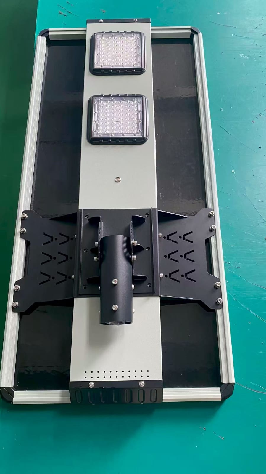 Componentes de luminaria solar All in One con panel solar, lentes ópticos y soporte ajustable