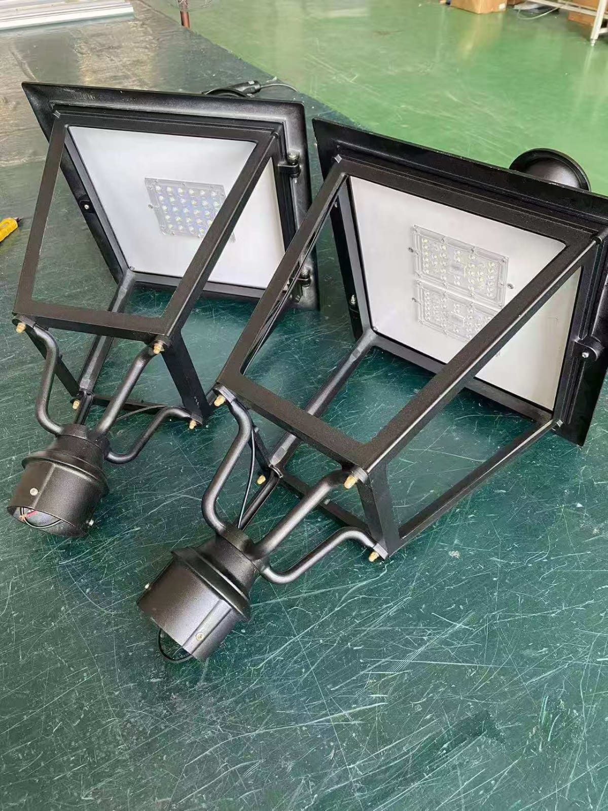 Faroles coloniales LED en proceso de fabricación a medida